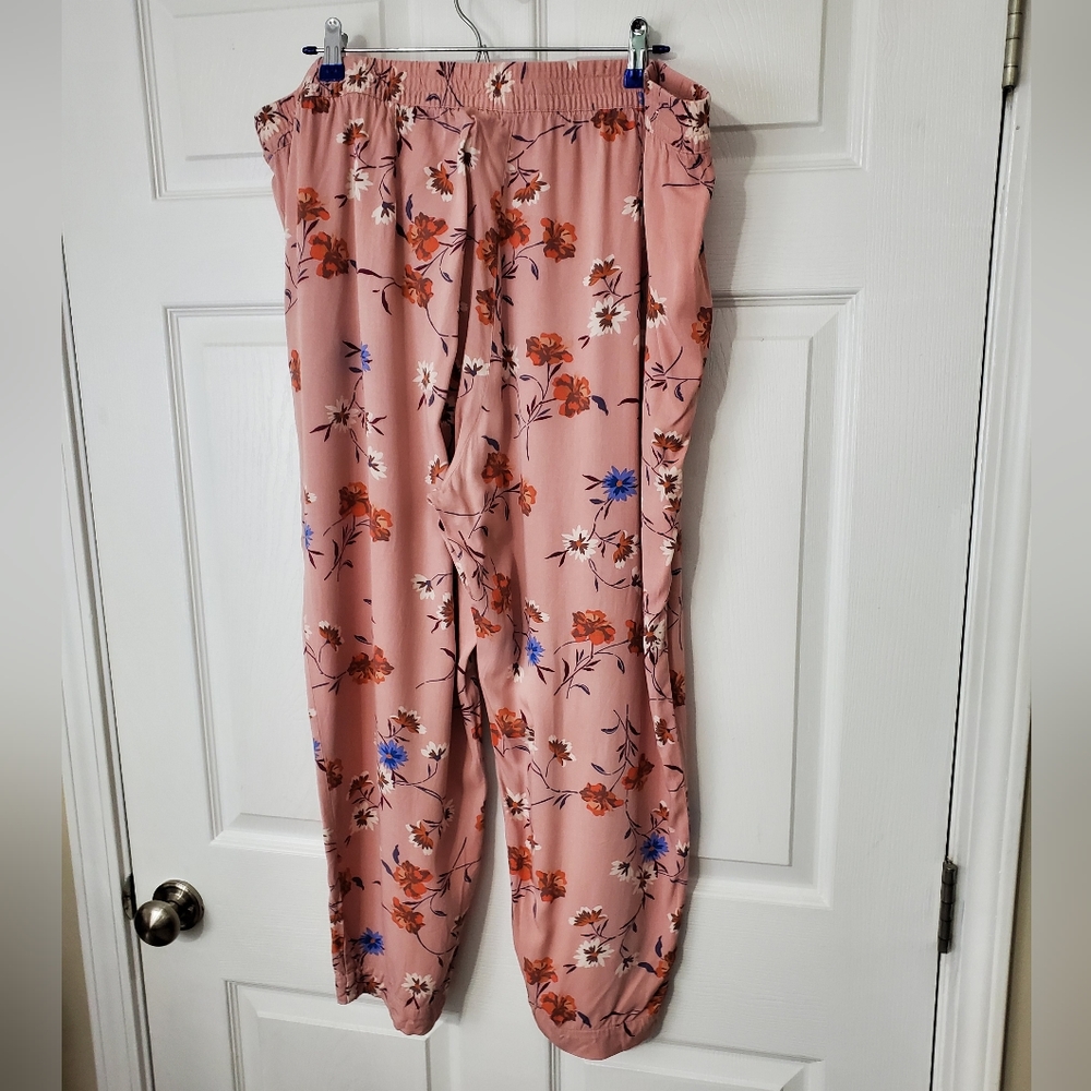 Jessica Simpson Floral Knit Cropped Pants/Capris - Picture 8 of 13